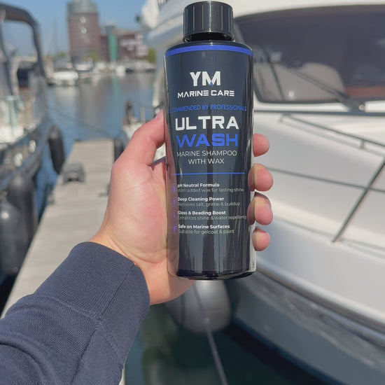 Video van Ultra Wash bootshampoo in gebruik op een boot bij de haven