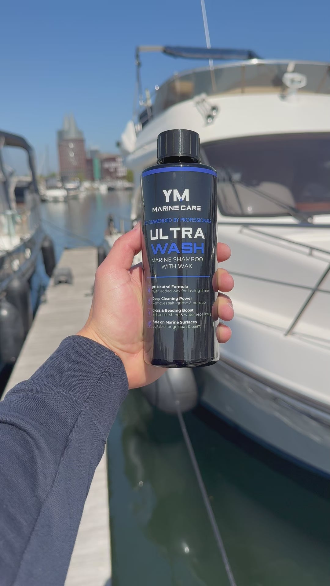 Video van Ultra Wash bootshampoo in gebruik op een boot bij de haven